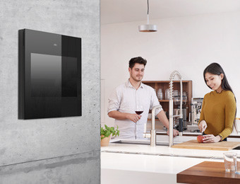VICO Videoinnensprechstelle in schwarz auf Betonwand in der Küche 