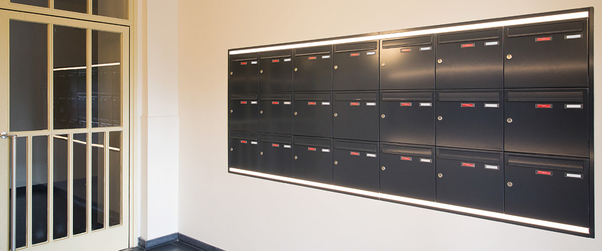 Graue Briefkastenanlage im Eingangsbereich 