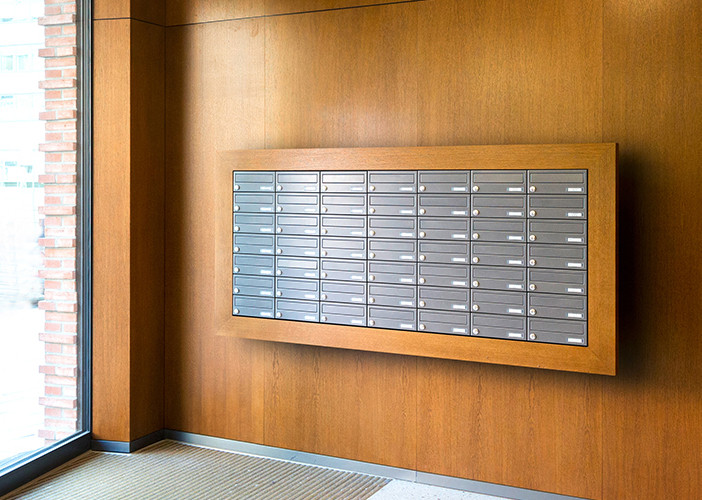 Briefkastenanlage in Holzoptik im Eingangsbereich als Aufputz 